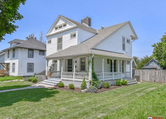 Property at 1928 Prospect St, Lincoln, NE 68502, 3 beds, 2.5 baths