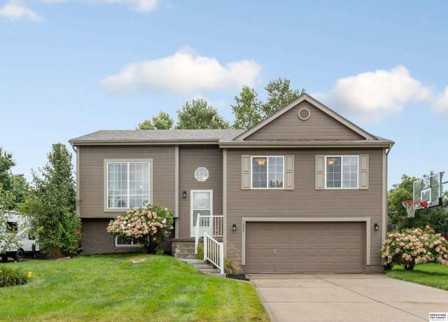 Property at 1808 Southview Dr, Papillion, NE 68046, 3 beds, 2 baths