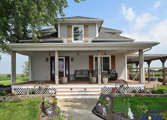 Property at 5424 S 38th Rd, Cortland, NE 68331, 4 beds, 2.5 baths