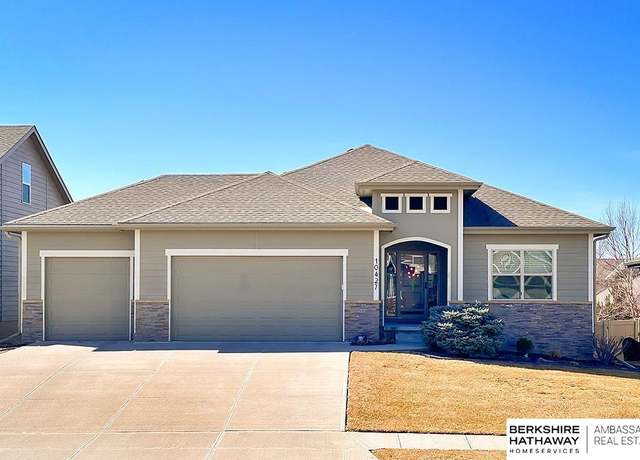 Property at 10427 Elm Hurst Dr, La Vista, NE 68128, 4 beds, 3 baths