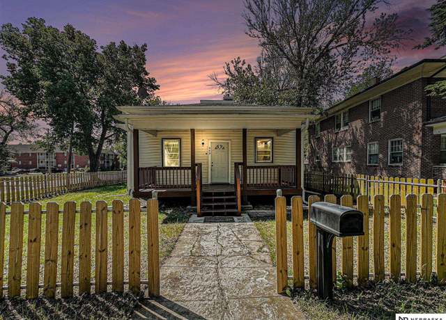 Property at 949 E St, Lincoln, NE 68508, 4 beds, 2 baths