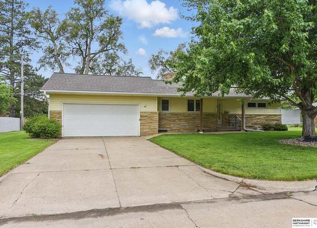 Property at 2417 Fairway Dr, Fremont, NE 68025, 2 beds, 3 baths