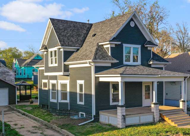 Property at 1009 5th St, Fairbury, NE 68352, 5 beds, 1.5 baths