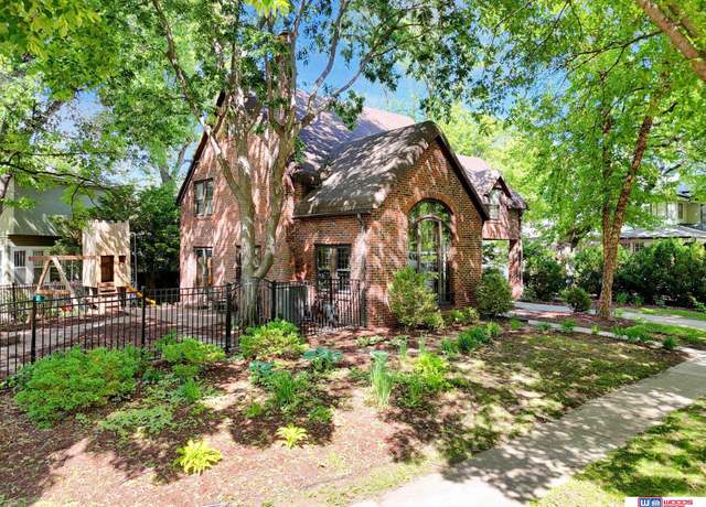 Property at 2808 Stratford Ave, Lincoln, NE 68502, 4 beds, 2.5 baths