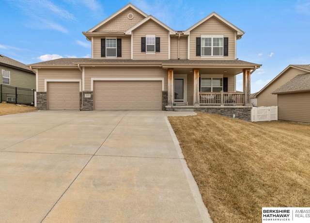 Property at 11025 Superior Dr, Papillion, NE 68046, 5 beds, 3.5 baths
