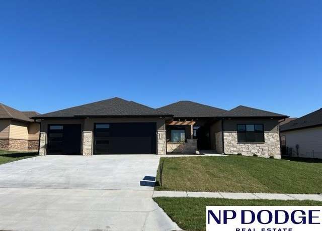 Property at 2740 South Creek Rd, Lincoln, NE 68516, 4 beds, 3.5 baths