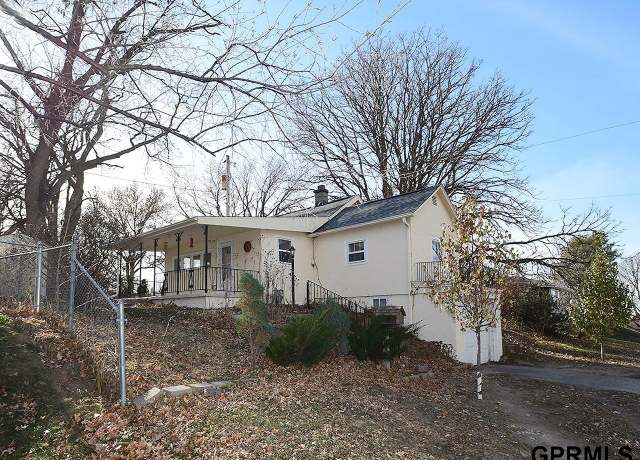 Property at 4311 Oak St, Omaha, NE 68105, 2 beds, 2 baths