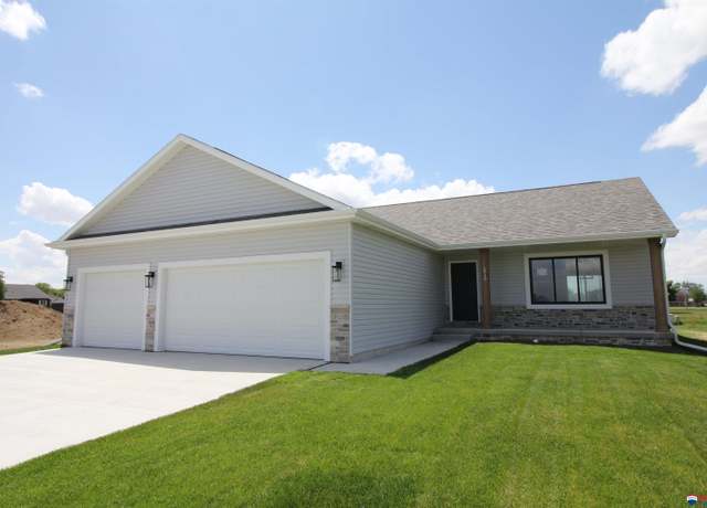 Property at 1719 N Brookside Ln, York, NE 68467, 3 beds, 2.5 baths