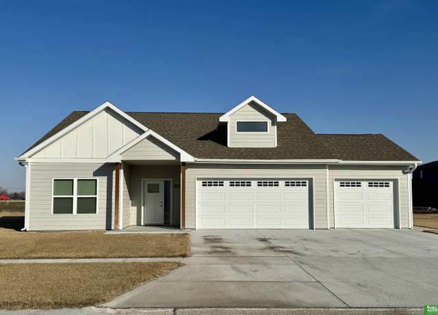 Property at 1809 8th Ave, Central City, NE 68826, 3 beds, 2 baths