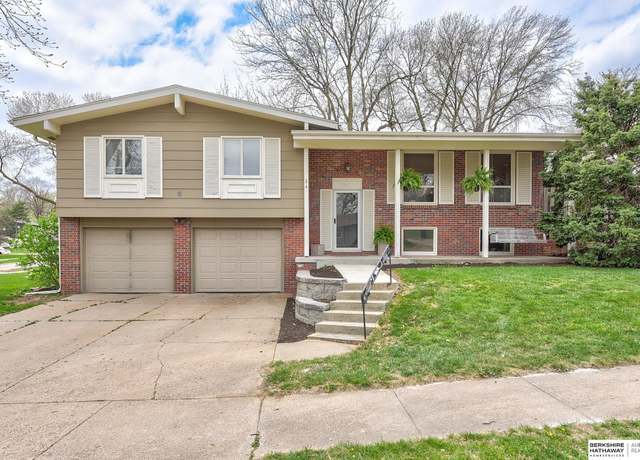 Property at 13411 Pine St, Omaha, NE 68144, 3 beds, 3 baths