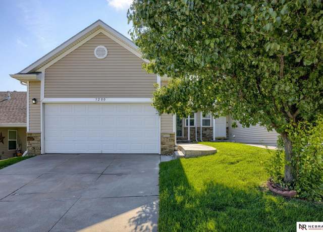 Property at 3200 Gunsmoke Dr, Lincoln, NE 68507, 3 beds, 3 baths