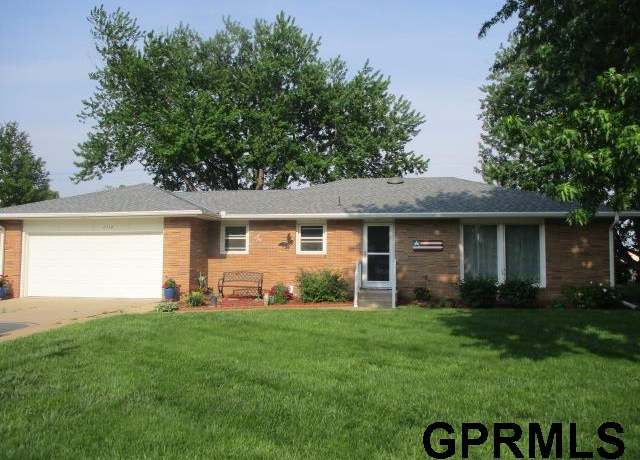 Property at 2114 Northridge Dr, Fairbury, NE 68352, 3 beds, 2 baths
