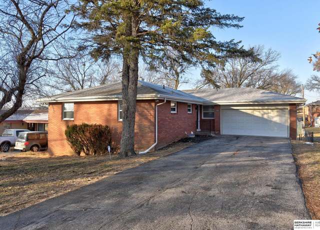 Property at 4912 N 50th St, Omaha, NE 68104, 3 beds, 2.5 baths
