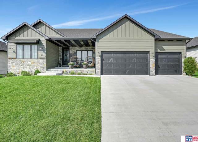 Property at 921 N 107th St, Lincoln, NE 68527, 5 beds, 3 baths