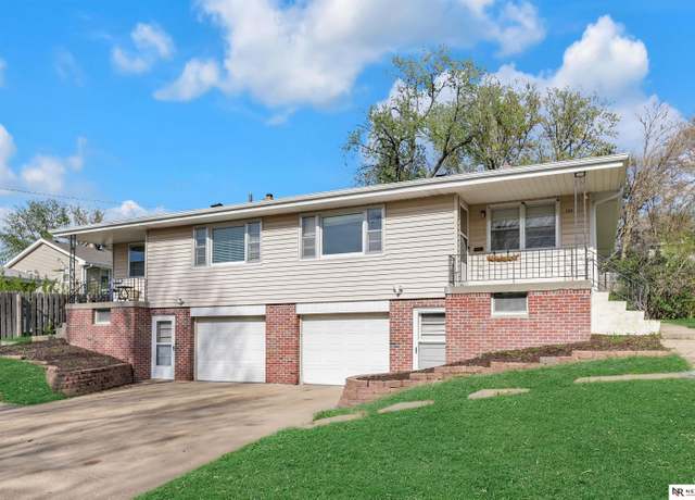 Property at 3113 S 44 Ave, Omaha, NE 68105, 2 beds, 1.5 baths