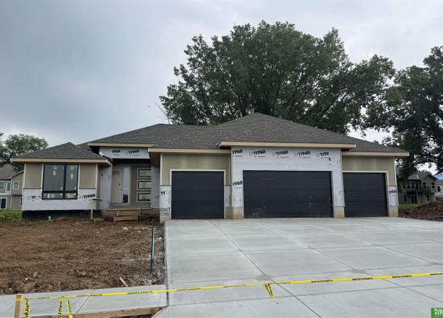 Property at 11011 S 98th St, Papillion, NE 68046, 6 beds, 3 baths