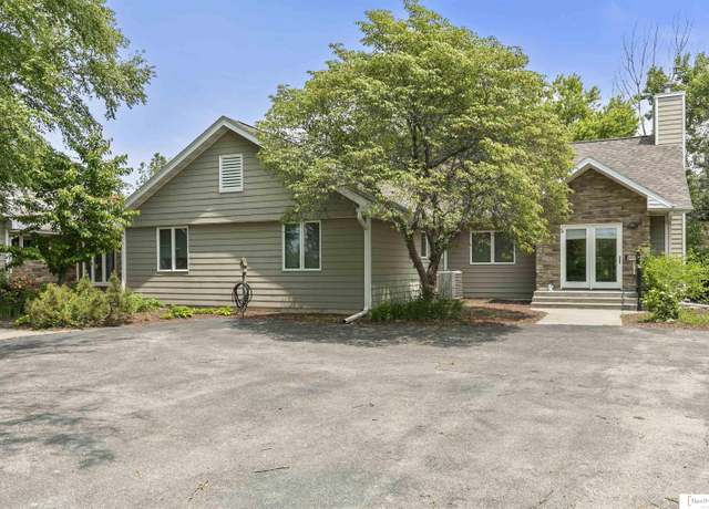 Property at 8200 SW 24th St, Lincoln, NE 68523, 3 beds, 3.5 baths