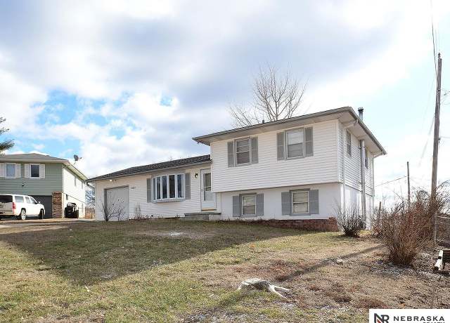 Property at 11023 Franklin Cir, Omaha, NE 68154, 3 beds, 1.5 baths