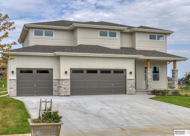 Property at 10506 S 103rd St, Papillion, NE 68046, 4 beds, 2.5 baths