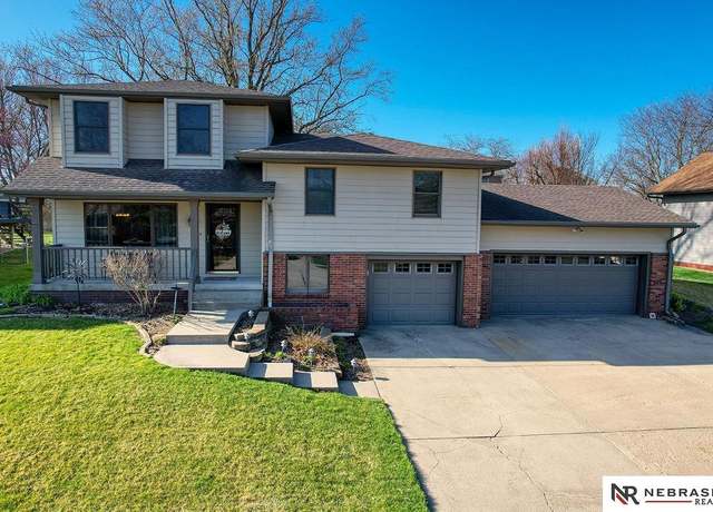 Property at 1915 Fairchild Dr, Crete, NE 68333, 4 beds, 3.5 baths