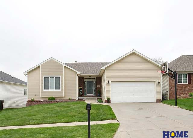 Property at 5721 NW 12th St, Lincoln, NE 68521, 3 beds, 3 baths