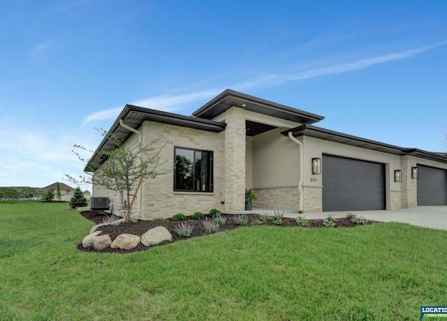 Property at 8711 Labrador Ct, Lincoln, NE 68520, 3 beds, 3 baths