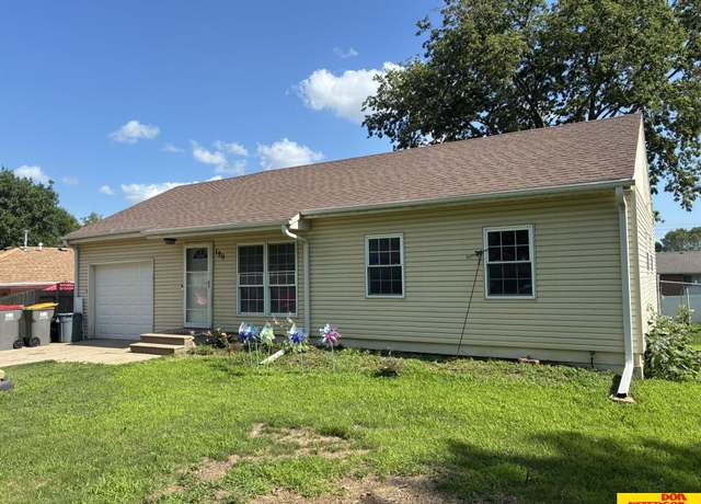 Property at 1511 Hartley St, Lincoln, NE 68521, 5 beds, 2 baths