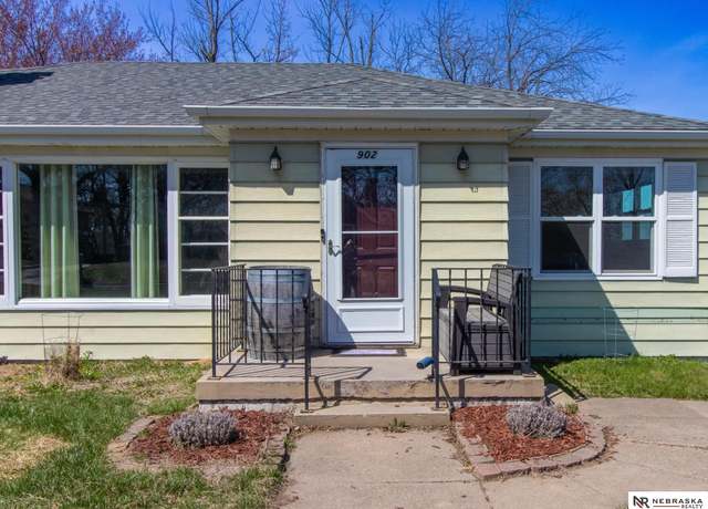 Property at 902 Bellevue Blvd S, Bellevue, NE 68005, 4 beds, 2 baths