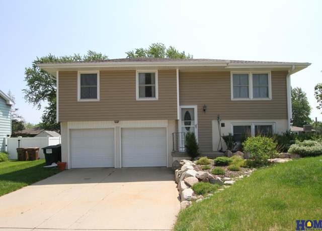 Property at 5632 Stonecliffe Ct, Lincoln, NE 68516, 3 beds, 2.5 baths