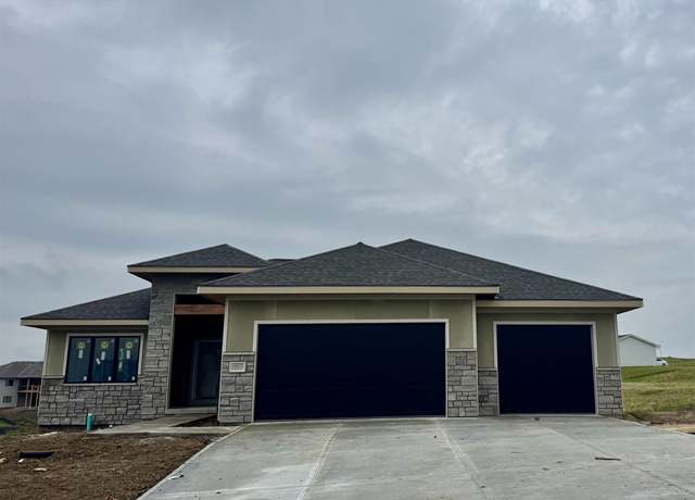 Property at 10023 Prospect St, Papillion, NE 68046, 5 beds, 3 baths