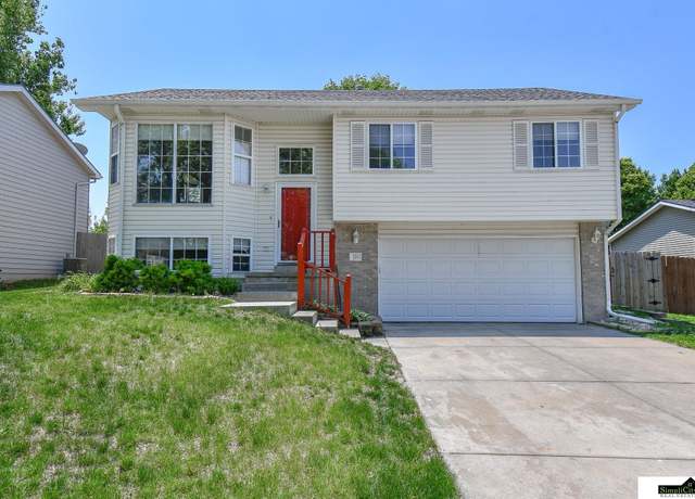 Property at 531 W Carrine Dr, Lincoln, NE 68521, 3 beds, 2 baths