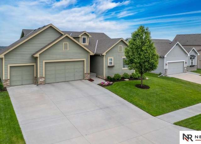 Property at 10425 S 110th St, Papillion, NE 68046, 4 beds, 3 baths