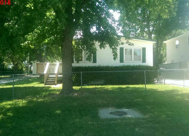 Property at 1035 W Q St, Lincoln, NE 68528, 3 beds, 1 bath