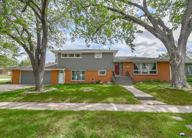 Property at 4500 S 47 St, Lincoln, NE 68516, 4 beds, 3.5 baths