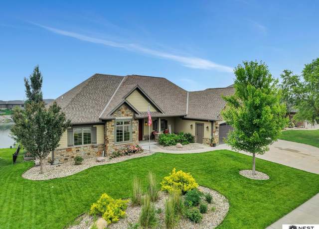 Property at 820 N 100th St, Lincoln, NE 68527, 5 beds, 3.5 baths
