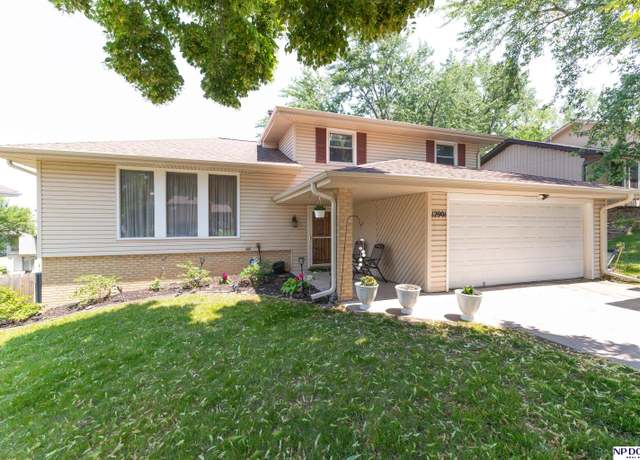 Property at 12901 S 29th Pl, Bellevue, NE 68123, 3 beds, 2.5 baths