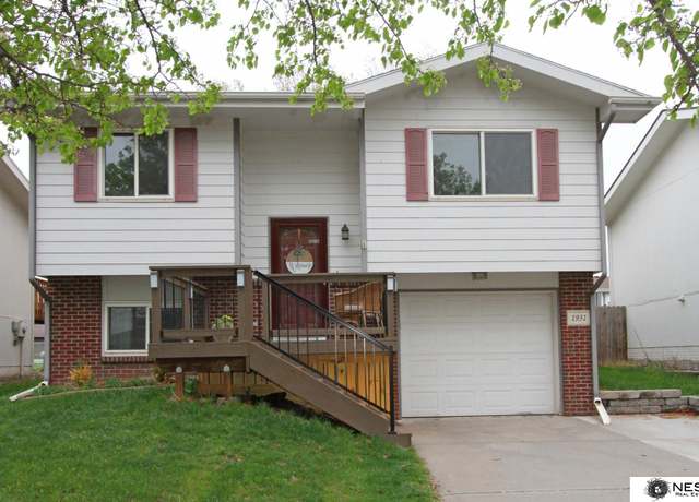 Property at 1931 NW 54 St, Lincoln, NE 68528, 3 beds, 2 baths