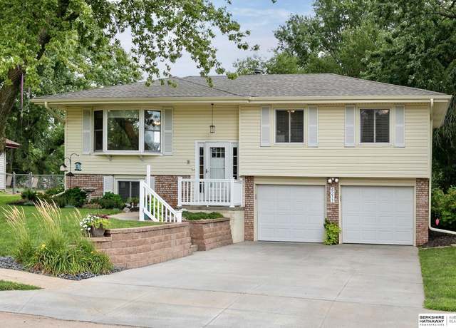 Property at 4211 N 94th St, Omaha, NE 68134, 3 beds, 1.5 baths