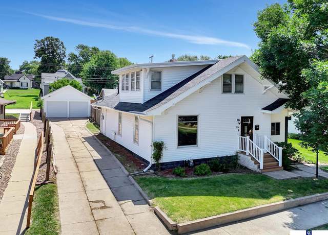 Property at 714 N Iowa Ave, York, NE 68467, 3 beds, 2 baths