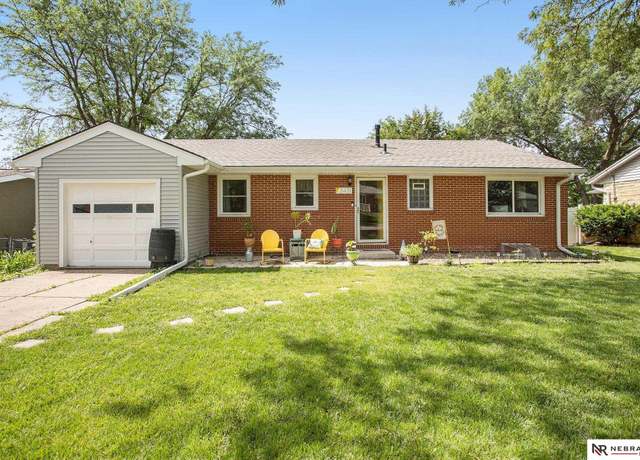 Property at 2431 Saint Thomas Dr, Lincoln, NE 68502, 4 beds, 2 baths