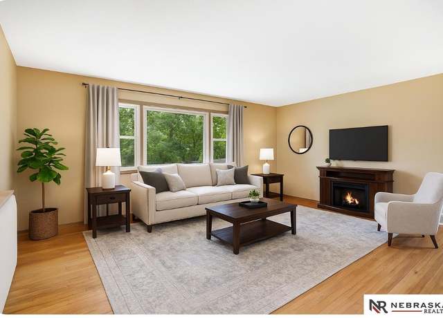 Property at 2431 Saint Thomas Dr, Lincoln, NE 68502, 4 beds, 2 baths