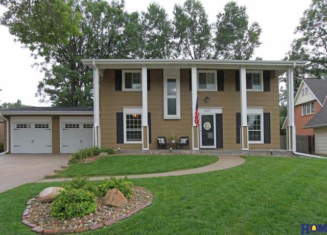 Property at 1625 S 77th St, Lincoln, NE 68506, 4 beds, 3.5 baths