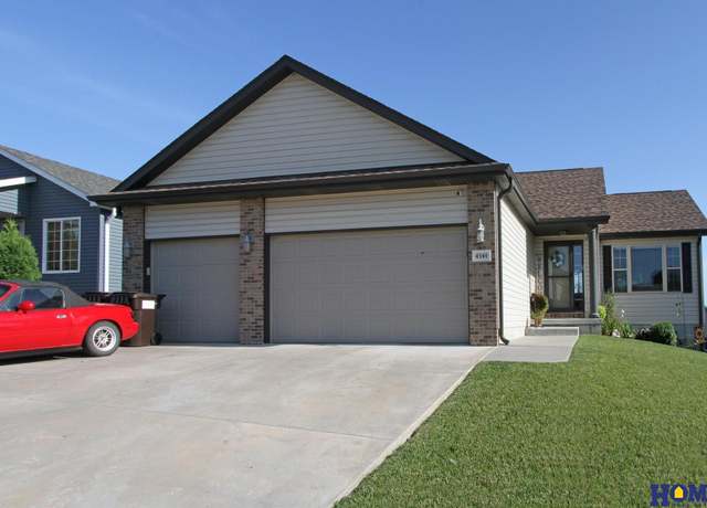 Property at 4340 W Ludwig Dr, Lincoln, NE 68528, 4 beds, 3 baths