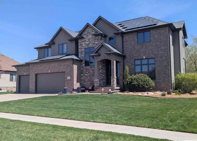 Property at 5320 S 90th St, Lincoln, NE 68526, 5 beds, 3.5 baths