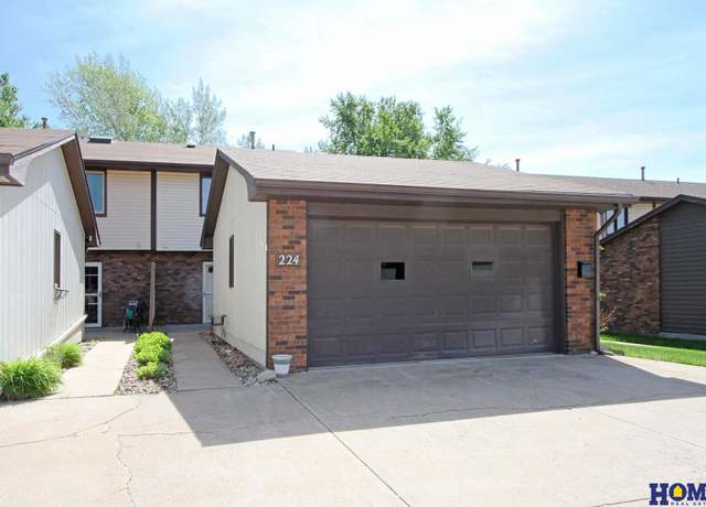 Property at 224 N 75th Ct, Lincoln, NE 68505, 3 beds, 2.5 baths