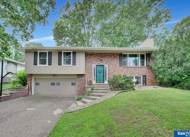 Property at 6039 Oakridge Dr, Lincoln, NE 68516, 3 beds, 2 baths