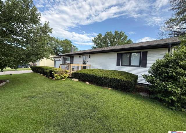 Property at 1821 Hoyt St, Beatrice, NE 68310, 3 beds, 2.5 baths