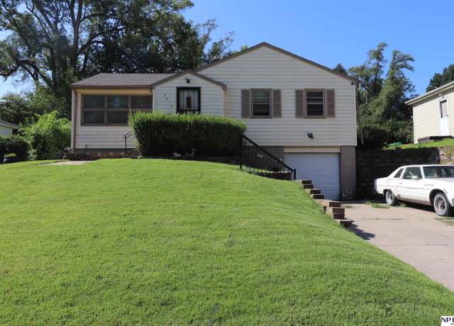 Property at 4013 Newport Ave, Omaha, NE 68112, 3 beds, 1.5 baths