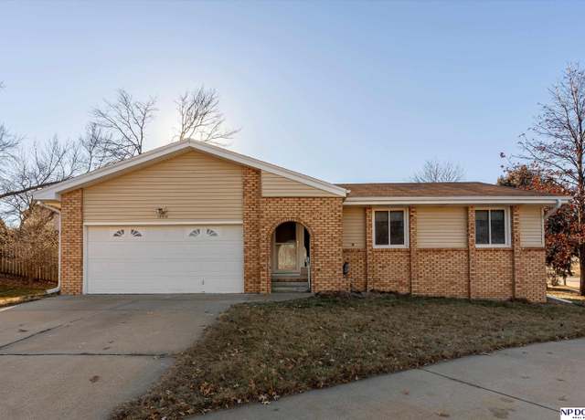 Property at 13519 Berry Cir, Omaha, NE 68137, 3 beds, 3 baths