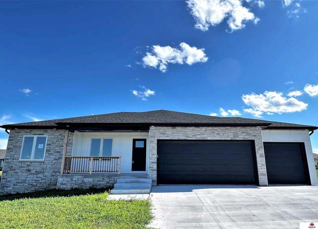 Property at 7909 Kallum Dr, Lincoln, NE 68516, 3 beds, 2.5 baths